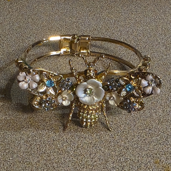 Betsey Johnson Gold Tone Crystal Bee Flower Hinged Bangle Bracelet - Picture 2 of 5